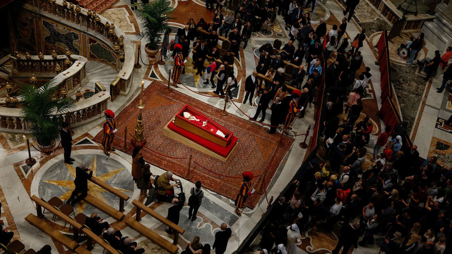 Vatikan, Papa Francis&#8217;i son yolculuğuna uğurluyor: Cenaze törenine kimler katılacak? 1.Resim