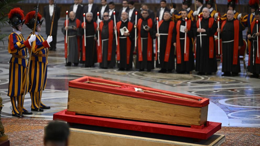 Vatikan, Papa Francis&#8217;i son yolculuğuna uğurluyor: Cenaze törenine kimler katılacak? 4.Resim